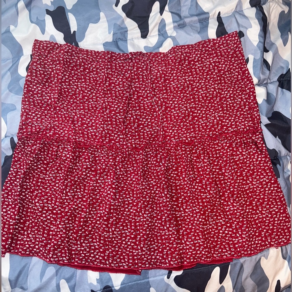 New brandy Melville skirt with string tightening on waist